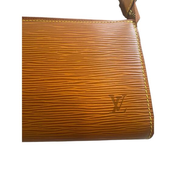 Authentic Louis Vuitton Fawn Epi Pochette Accessoires Bag Brown with Dust Bag - Picture 4 of 13